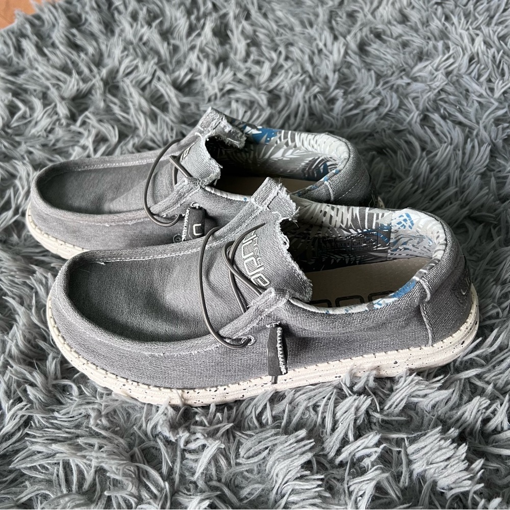 HEY DUDES SIZE 8 MEN